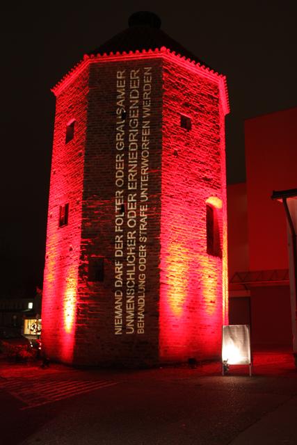 Artikel 5 der Allgemeinen Menschenrechtserklärung projiziert auf den Hungerturm