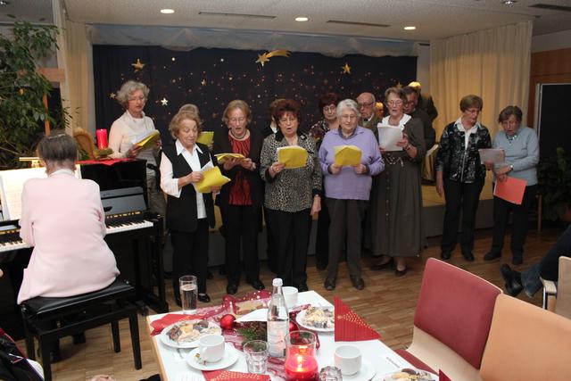 Der offene Singkreis des Seniorenbüros unter Leitung von Adelheid Schurius sang weihnachtliche Lieder.