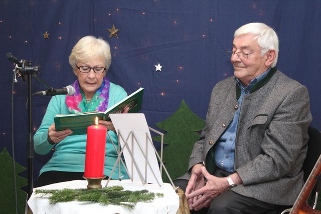 Waltraud und Martin Andre trugen eine humorvolle Geschichte und ein bayerisches Weihnachtslied vor.