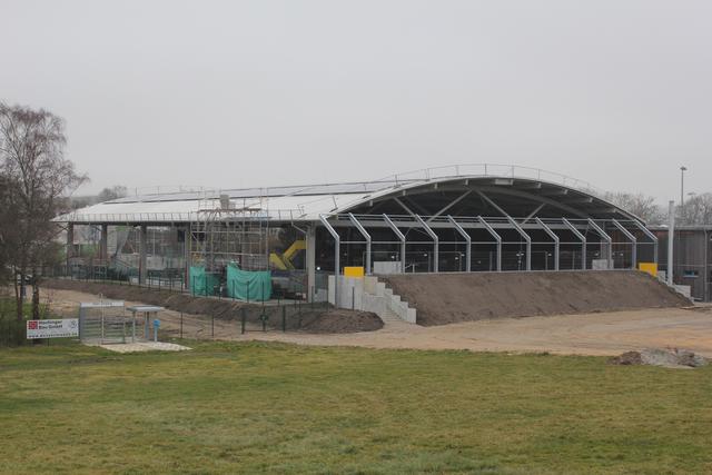 Auf dem neuen Dach des Pfaffenhofener Eisstadions ist seit einigen Tagen eine Photovoltaik-Anlage in Betrieb.