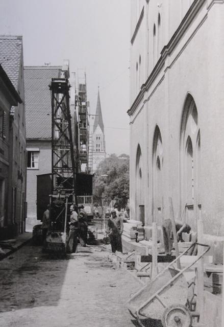 Blick auf die Arbeiten zur Verlegung des Kanals am Rathaus (ca. 1960)