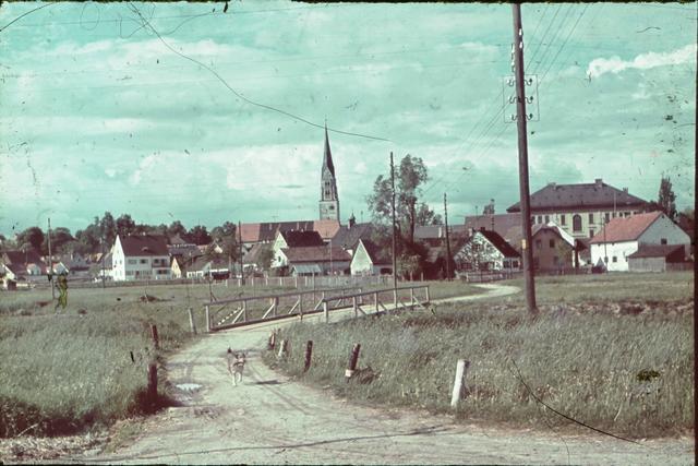 Blick vom heutigen Kapellenweg auf die Stadt, deren Grüngürtel bis nahe an die Josef-Maria-Lutz-Schule reichte (um 1940).