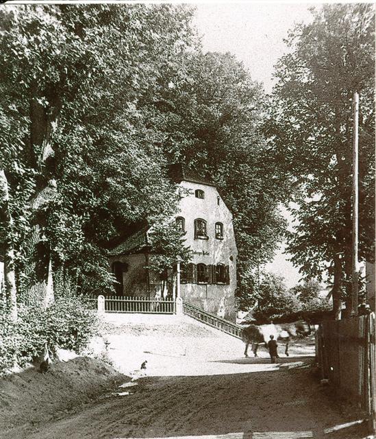 Der 1885 errichtete Amberger Keller mit dem prächtigen Wappensaal war von stattlichen Kastanien eingesäumt (um 1920).