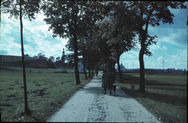 Schon zu Beginn des 20. Jahrhunderts legte die Gemeinde Niederscheyern Wert auf die Gestaltung ihrer Ortswege (um 1940).