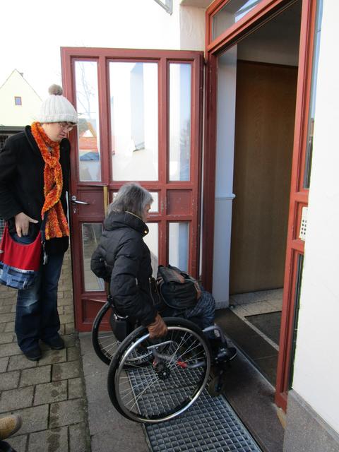 26.02.15: Arbeitskreis Inklusion Pfaffenhofen an der Ilm auf Tour: Polizeiinspektion Geisenfeld: Zugang über den behindertengerechten Hintereingang.