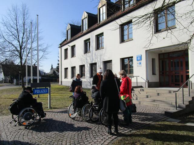 26.02.15: Arbeitskreis Inklusion Pfaffenhofen an der Ilm auf Tour: Polizeiinspektion Geisenfeld