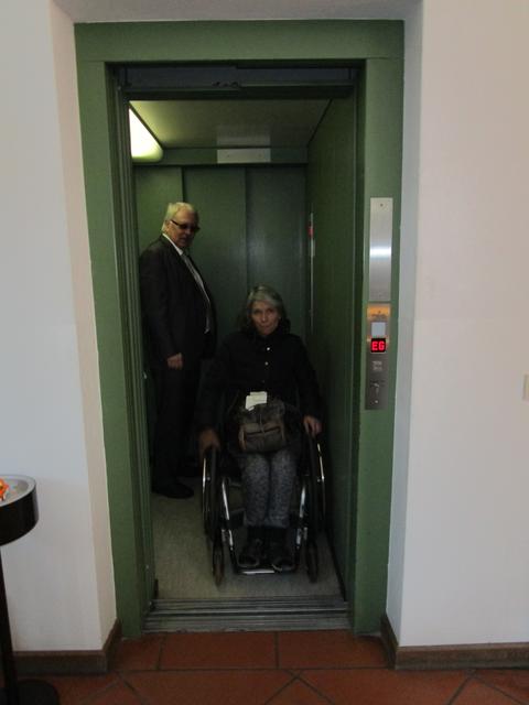 26.02.15: Arbeitskreis Inklusion Pfaffenhofen an der Ilm auf Tour: Rathaus Geisenfeld: Martha Dietmair testet mit 1. Bürgermeister Christian Staudter den behindertengerechten Aufzug