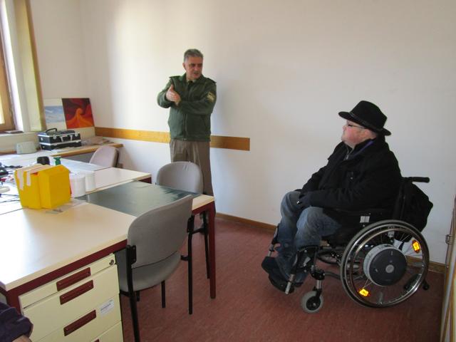 26.02.15: Arbeitskreis Inklusion Pfaffenhofen an der Ilm auf Tour: Polizeiinspektion Geisenfeld: Barrierefreies Vernehmungszimmer getestet von Björn Johannsen. Mit Polizeihauptkommissar Hubert Scharpf.
