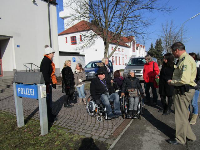 26.02.15: Arbeitskreis Inklusion Pfaffenhofen an der Ilm auf Tour: Polizeiinspektion Geisenfeld