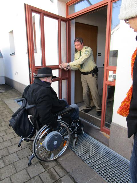 26.02.15: Arbeitskreis Inklusion Pfaffenhofen an der Ilm auf Tour: Polizeiinspektion Geisenfeld: Björn Johannsen beim Zugang über den behindertengerechten Hintereingang. Mit Polizeihauptkommissar Jäschke.