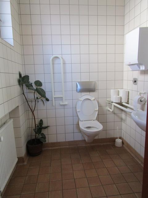 26.02.15: Arbeitskreis Inklusion Pfaffenhofen an der Ilm auf Tour: Polizeiinspektion Geisenfeld: Behindertengerechtes WC