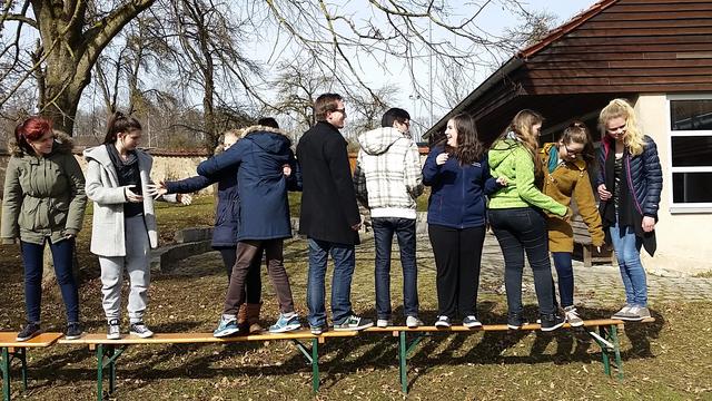 Beim Klausurwochenende geht es auch ums Kennenlernen. Hier mussten sich die Jugendparlamentarier auf Bänken balancierend nach Größe sortieren - und das ohne miteinander zu sprechen