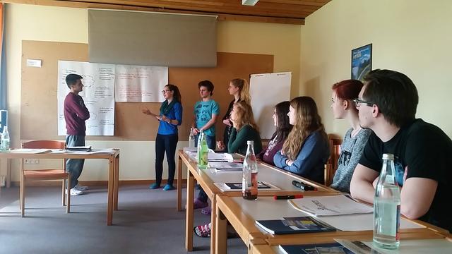 In Arbeitsgruppen und im großen Tagungsraum wurden erste konkrete Vorhaben angepackt