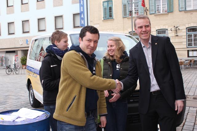 Schlüsselübergabe durch Lions-Präsident Nils Meyer (rechts) an Stadtjugendpfleger Christoph Höchtl.