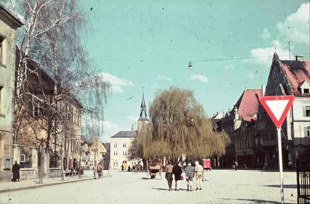 „historisch neu interpretiert“: Eine Ansicht des Hauptplatzes um 1955.