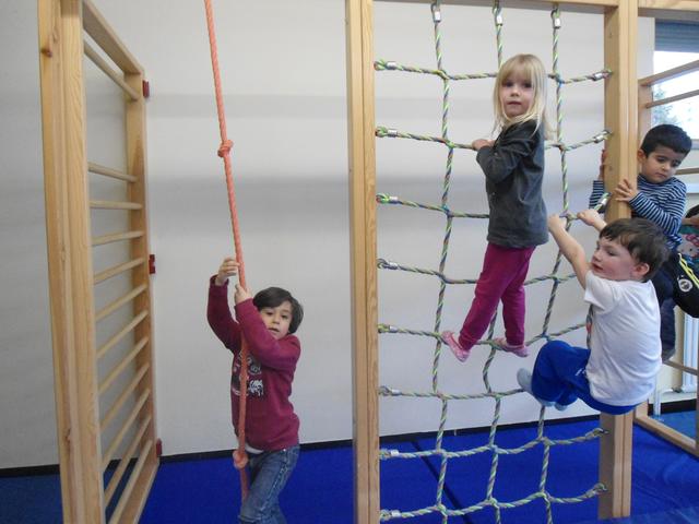 Klettern an der Sprossenwand wie "Steuerbert, der Muskelprotz“