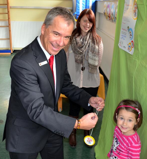 Siegerehrung für alle - Jedes Kind erhält für die Teilnahme an der Knaxiade eine Medaille und eine Urkunde von den Vertretern der Sparkasse.