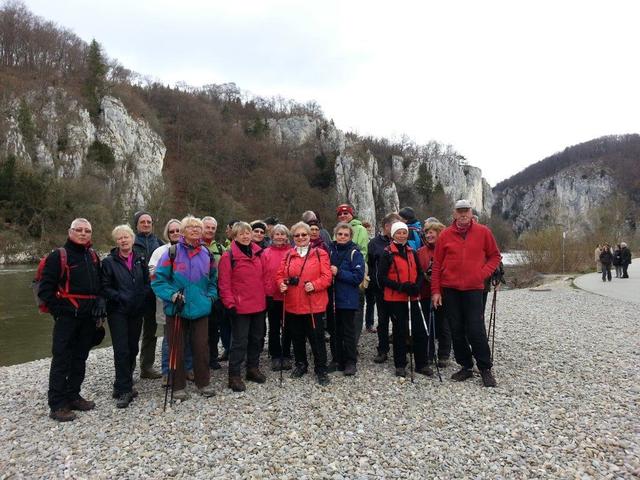 Gruppenfoto am Kloster, Blick Richtung Kelheim
