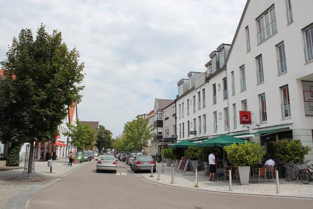 Vor der Umgestaltung war die Türltorstraße nur wenig einladend. Heute bieten die breiten Gehwege Platz für Gastronomie.