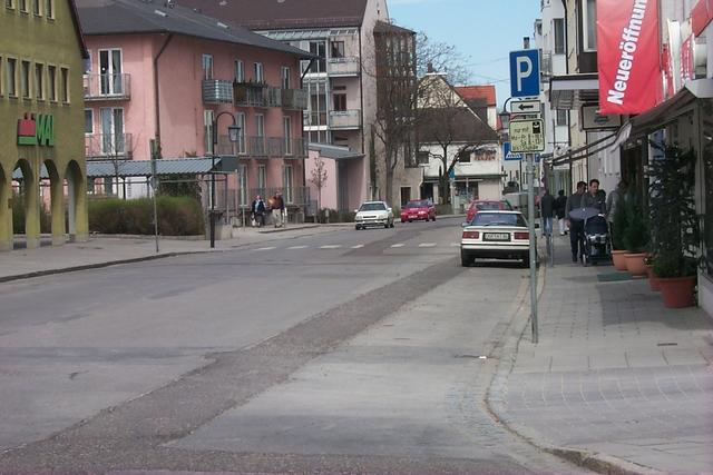 Vor der Umgestaltung war die Türltorstraße nur wenig einladend. Heute bieten die breiten Gehwege Platz für Gastronomie.