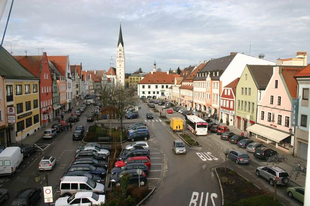 Der Hauptplatz vor und nach der Umgestaltung: wo zuvor Verkehr dominiert hat, spielen jetzt Kinder und laden Straßencafés zum Verweilen ein.