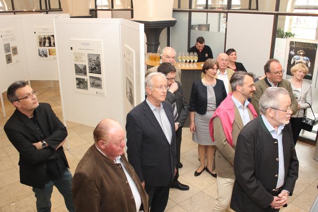 Sehr interessiert an den historischen Fotos zeigten sich die Besucher der Vernissage zur Ausstellung „In Szene gesetzt“ im Rathaus.