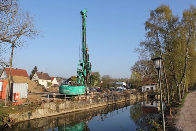 Auf dem Gelände des künftigen Bürgerparks haben die Arbeiten zum Bau einer neuen Ilmbrücke begonnen. Der Ilmweg ist in diesem Bereich gesperrt.