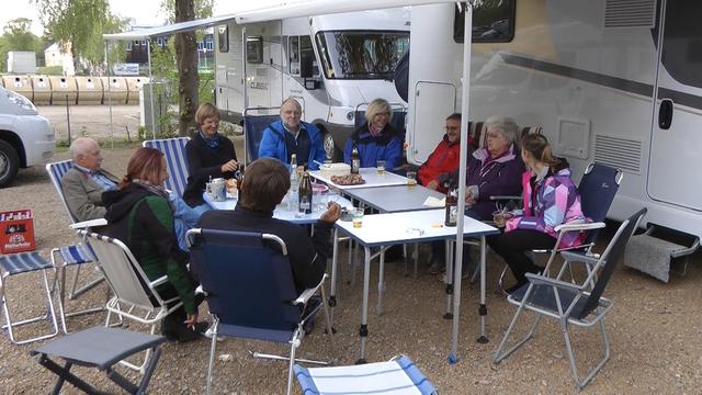 Und am Abend sitzen sie in geselliger Runde zusammen.