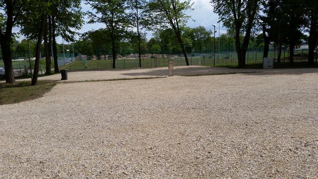 Ein schöner und großzügiger Platz. Die gärtnerische Gestaltung kommt noch!