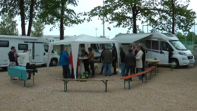 Pfaffenhofener sind mit ihren Reisemobilen zur Eröffnung gekommen.