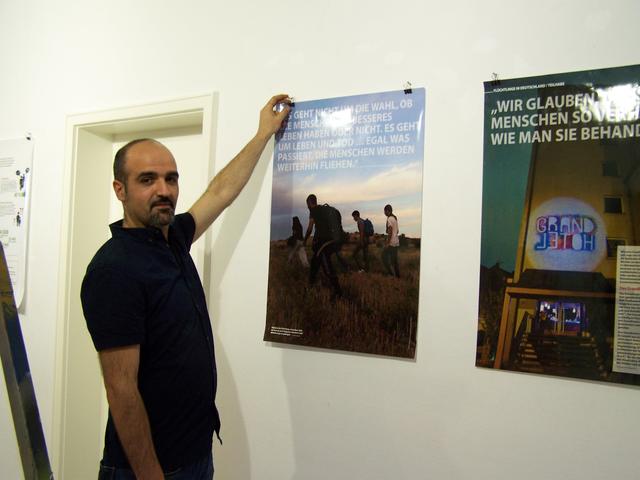 Hängung der Informationsausstellung Asyl ist Menschenrecht im Kreativquartier "Alte Kämmerei" Frauenstraße 34 - 36 85276 Pfaffenhofen an der Ilm: Beginn der Vernissage am Freitag, 22.05.2015 um 19 Uhr. Laufzeit der Ausstellung: 23.05. – 07.06.2015. Öffnungszeiten: Mo – Do 9 – 17 Uhr, Fr 9 – 15 und Sa + So 9.30 – 12 Uhr