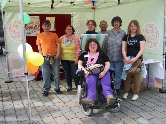 Am Dienstag, den 05. Mai 2015 war der Aktions-Tag in Pfaffenhofen. 
Das ist ein Tag zur Gleich-Stellung von Menschen mit Behinderung.                                                                                     Das ist ein Bild vom Informations-Stand auf dem Haupt-Platz in Pfaffenhofen.