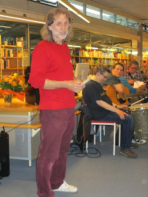 Am Dienstag, den 05. Mai 2015 war der Aktions-Tag in Pfaffenhofen. 
Das ist ein Tag zur Gleich-Stellung von Menschen mit Behinderung.                                                                                     Das ist ein Bild aus der Kreis-Bücherei.                                    Auf dem Bild ist Manfred"Mensch"Mayer vom Arbeitskreis Inklusion.                                                           Er spricht zur Begrüßung.