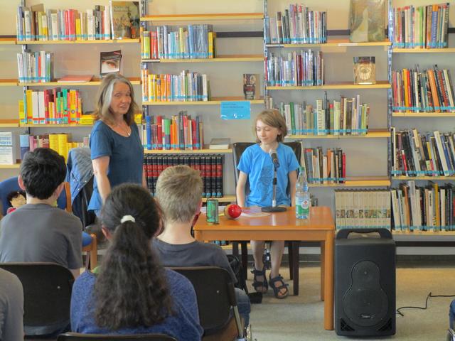 Am Dienstag, den 05. Mai 2015 war der Aktions-Tag in Pfaffenhofen. 
Das ist ein Tag zur Gleich-Stellung von Menschen mit Behinderung.                                                                                     Das ist ein Bild aus der Stadt-Bücherei.                                       Auf dem Bild sind Eva Sindram vom Arbeitskreis Inklusion und Schülerin Sophie Riedl.                                            Sophie Riedl hat in leichter Sprache vorgelesen.
Das Buch hieß „Tina ist verliebt“.