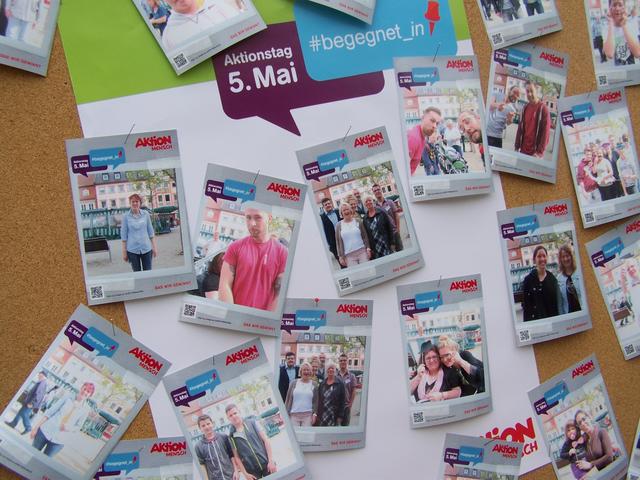 Am Dienstag, den 05. Mai 2015 war der Aktions-Tag in Pfaffenhofen. 
Das ist ein Tag zur Gleich-Stellung von Menschen mit Behinderung.                                                                                     Das ist ein Bild vom Informations-Stand auf dem Haupt-Platz in Pfaffenhofen.