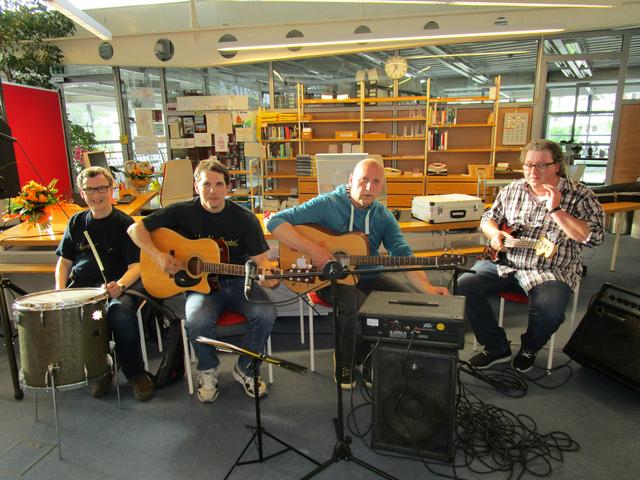 Am Dienstag, den 05. Mai 2015 war der Aktions-Tag in Pfaffenhofen. 
Das ist ein Tag zur Gleich-Stellung von Menschen mit Behinderung.                                                                                     Das ist ein Bild aus der Kreis-Bücherei.                                 Das „Auwaldsee-Quartett“ der Lebenshilfe Werkstätten machte Musik.