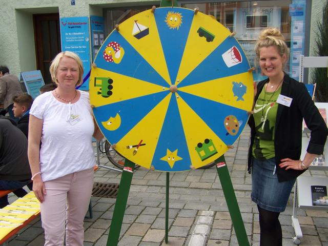 Am Dienstag, den 05. Mai 2015 war der Aktions-Tag in Pfaffenhofen. 
Das ist ein Tag zur Gleich-Stellung von Menschen mit Behinderung.                                                                                     Das ist ein Bild vom Informations-Stand auf dem Haupt-Platz in Pfaffenhofen.