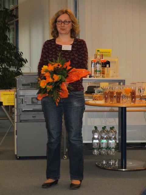 Am Dienstag, den 05. Mai 2015 war der Aktions-Tag in Pfaffenhofen. 
Das ist ein Tag zur Gleich-Stellung von Menschen mit Behinderung.                                                                                     Das ist ein Bild aus der Kreis-Bücherei.                                 Auf dem Bild ist die Leiterin der Kreisbücherei Frau Elisabeth Zeidler.