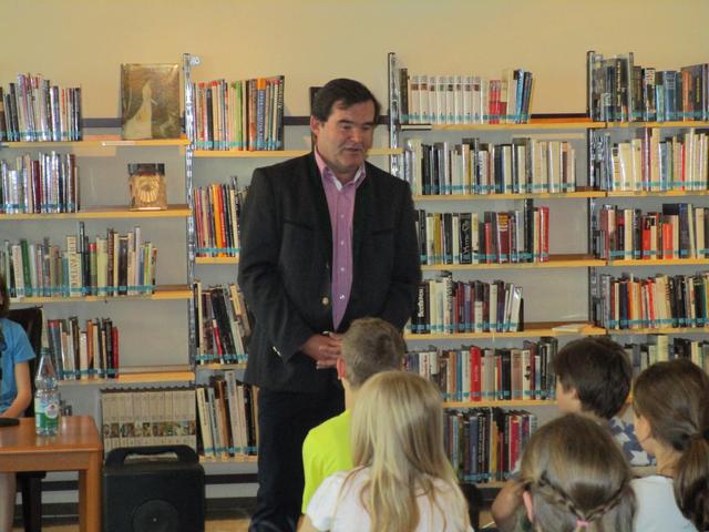 Am Dienstag, den 05. Mai 2015 war der Aktions-Tag in Pfaffenhofen. 
Das ist ein Tag zur Gleich-Stellung von Menschen mit Behinderung.                                                                                     Das ist ein Bild aus der Stadt-Bücherei.                         Auf dem Bild ist 2. Bürgermeister Albert Gürtner.                Er spricht zur Begrüßung.