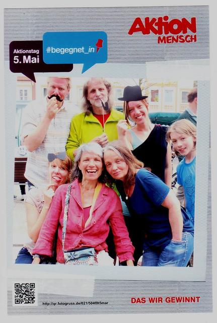 Am Dienstag, den 05. Mai 2015 war der Aktions-Tag in Pfaffenhofen. 
Das ist ein Tag zur Gleich-Stellung von Menschen mit Behinderung.                                                                                     Das ist ein Bild vom Informations-Stand auf dem Haupt-Platz in Pfaffenhofen.