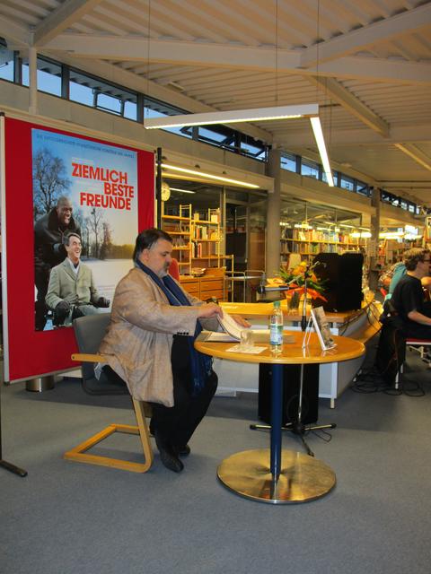 Am Dienstag, den 05. Mai 2015 war der Aktions-Tag in Pfaffenhofen. 
Das ist ein Tag zur Gleich-Stellung von Menschen mit Behinderung.                                                                                     Das ist ein Bild aus der Kreis-Bücherei.                  Alexander Bàlly las dort in leichter Sprache vor.
Das Buch hieß „Ziemlich beste Freunde“.