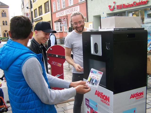 Am Dienstag, den 05. Mai 2015 war der Aktions-Tag in Pfaffenhofen. 
Das ist ein Tag zur Gleich-Stellung von Menschen mit Behinderung.                                                                                     Das ist ein Bild vom Informations-Stand auf dem Haupt-Platz in Pfaffenhofen.