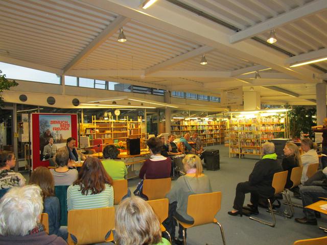 Am Dienstag, den 05. Mai 2015 war der Aktions-Tag in Pfaffenhofen. 
Das ist ein Tag zur Gleich-Stellung von Menschen mit Behinderung.                                                                                     Das ist ein Bild aus der Kreis-Bücherei.