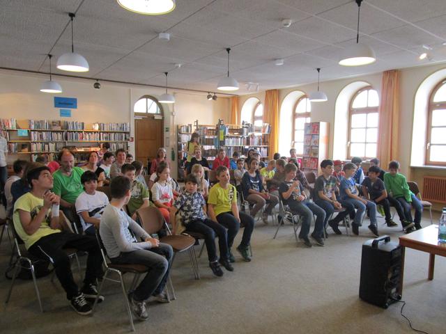 Am Dienstag, den 05. Mai 2015 war der Aktions-Tag in Pfaffenhofen. 
Das ist ein Tag zur Gleich-Stellung von Menschen mit Behinderung.                                                                                     Das ist ein Bild aus der Stadt-Bücherei.