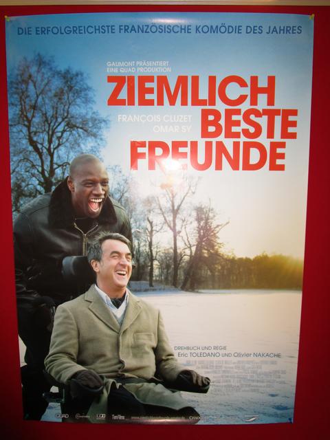 Am Dienstag, den 05. Mai 2015 war der Aktions-Tag in Pfaffenhofen. 
Das ist ein Tag zur Gleich-Stellung von Menschen mit Behinderung.                                                                                     Das ist ein Bild aus der Kreis-Bücherei.                  Alexander Bàlly las dort in leichter Sprache vor.
Das Buch hieß „Ziemlich beste Freunde“.