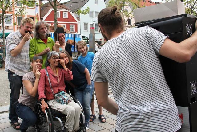 Am Dienstag, den 05. Mai 2015 war der Aktions-Tag in Pfaffenhofen. 
Das ist ein Tag zur Gleich-Stellung von Menschen mit Behinderung.                                                                                     Das ist ein Bild vom Informations-Stand auf dem Haupt-Platz in Pfaffenhofen.