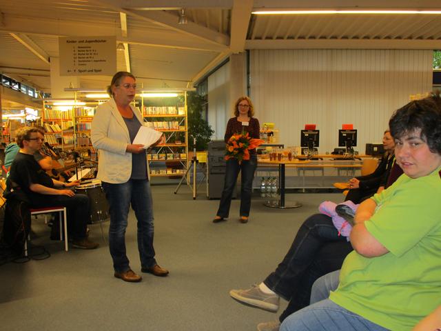 Am Dienstag, den 05. Mai 2015 war der Aktions-Tag in Pfaffenhofen. 
Das ist ein Tag zur Gleich-Stellung von Menschen mit Behinderung.                                                                                     Das ist ein Bild aus der Kreis-Bücherei.                                      Auf dem Bild ist Barbara Breher. Sie ist Stadträtin und vom Arbeitskreis Inklusion.                                                Sie spricht über Leichte Sprache.