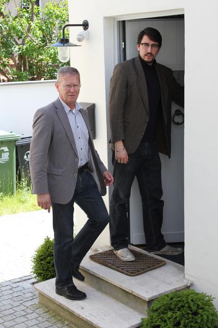 Dritter Bürgermeister Roland Dörfler begrüßte den Stipendiaten Marko Dinic am Pfaffenhofener Flaschlturm.