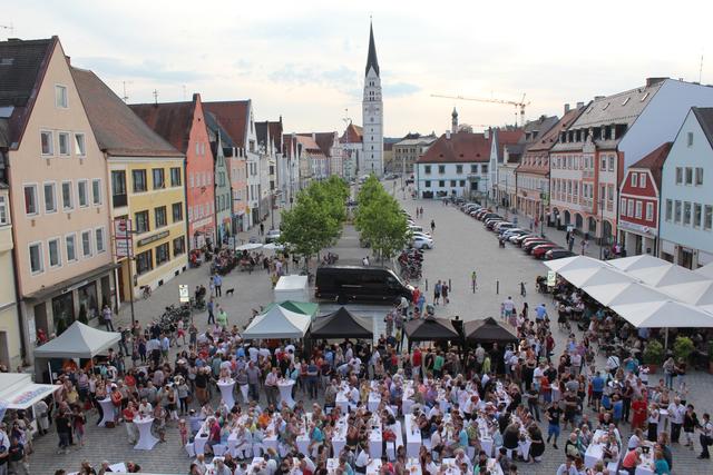 Die Kultursommer-Eröffnung von oben: Blick vom Rathaus-Balkon.