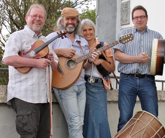 Irish Folk der Celtic Troubadours ist ab 19.30 Uhr auf der Internationalen Bühne im Festsaal des Rathauses zu hören.